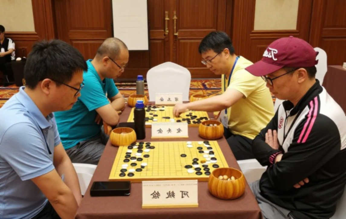 Bốn chiếc ghế trống ở Samarkand: Khi bảng ghép cặp viết nên một ván cờ không ai chơi